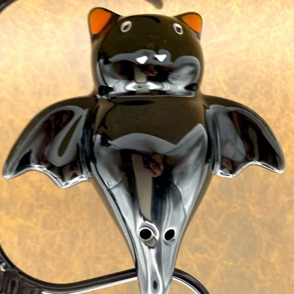 NIB Cracker Barrel Gothic Black Hanging Bat Salt Pepper Shakers With Holder - Picture 5 of 6